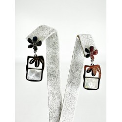 Gümüş Sedefli Çiçek Detaylı Küpe